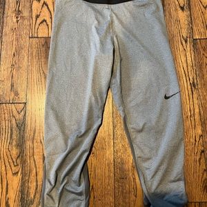 Woman’s Nike pro cropped leggings